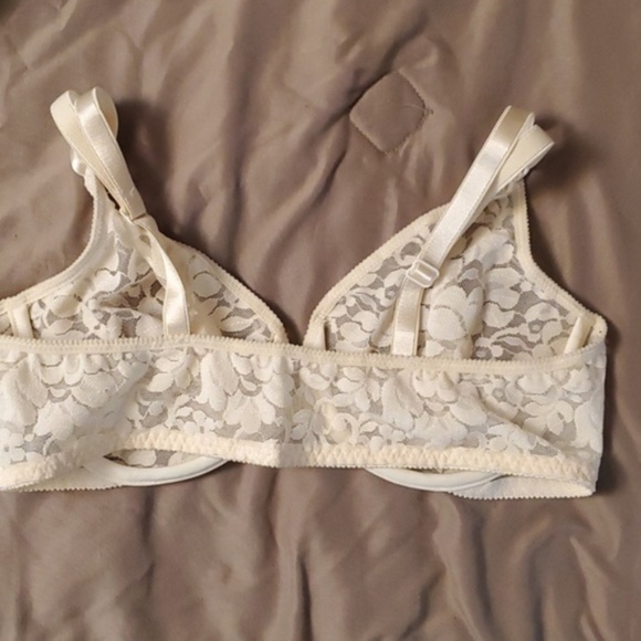 I am looking to purchase a Warner's Lace Bra, any colour. Size 38 or larger - Picture 3 of 4